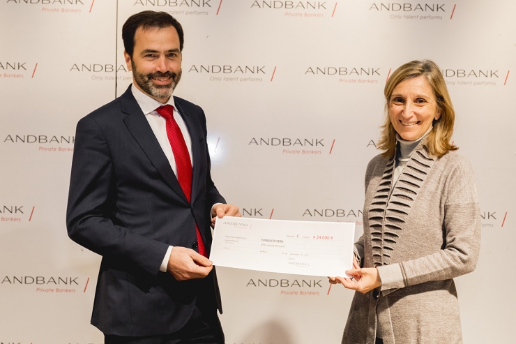 Pedro Pueyo, Head of Global Operations de la gestora d’Andbank, Andbank Asset Management i Piru Cantarell, directora de la Fundació FERO, durant l'acte de lliurament del xec.